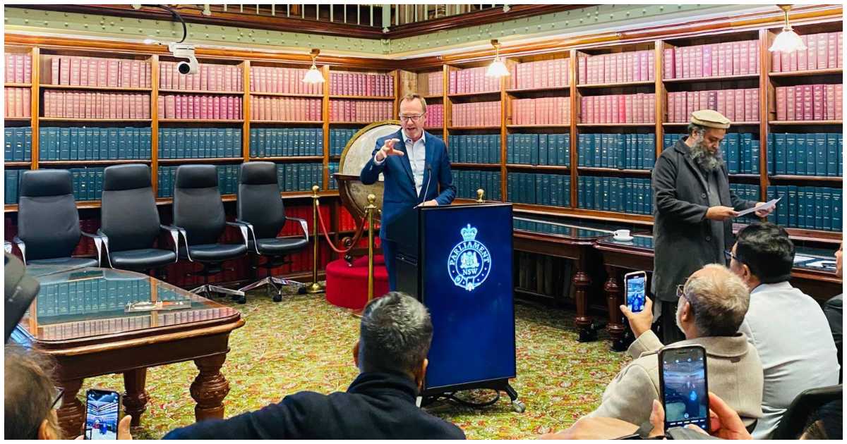 নিউ সাউথ ওয়েলস পার্লামেন্টে বাংলাদেশে শেখ হাসিনার নেতৃত্বাধীন সরকার পতনের প্রথম বার্ষিকী ৫ আগস্টে আয়োজিত অনুষ্ঠানে বক্তব্য দেন সিনেটর ডেভিড শোবারিজ। ছবি: মাহমুদুল হাসান